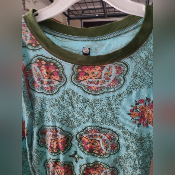 Free People long sleeve ribbed print/floral tee. - Picture 3 of 8